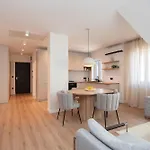 Brand New & Stylish Beachfront Next To Bacvice Apartment