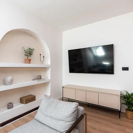 Brand New & Stylish Beachfront Next To Bacvice דירה