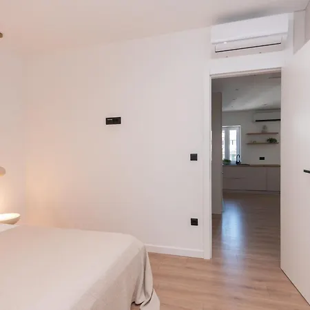Brand New & Stylish Beachfront Next To Bacvice Апартаменты *