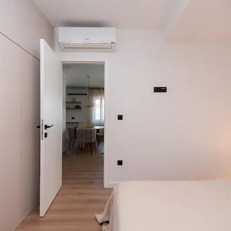 Brand New & Stylish Beachfront Next To Bacvice Апартаменты