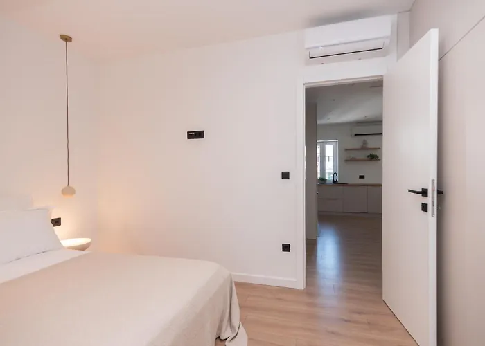 Brand New & Stylish Beachfront Next To Bacvice 아파트 *