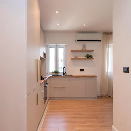 Brand New & Stylish Beachfront Next To Bacvice Apartmán